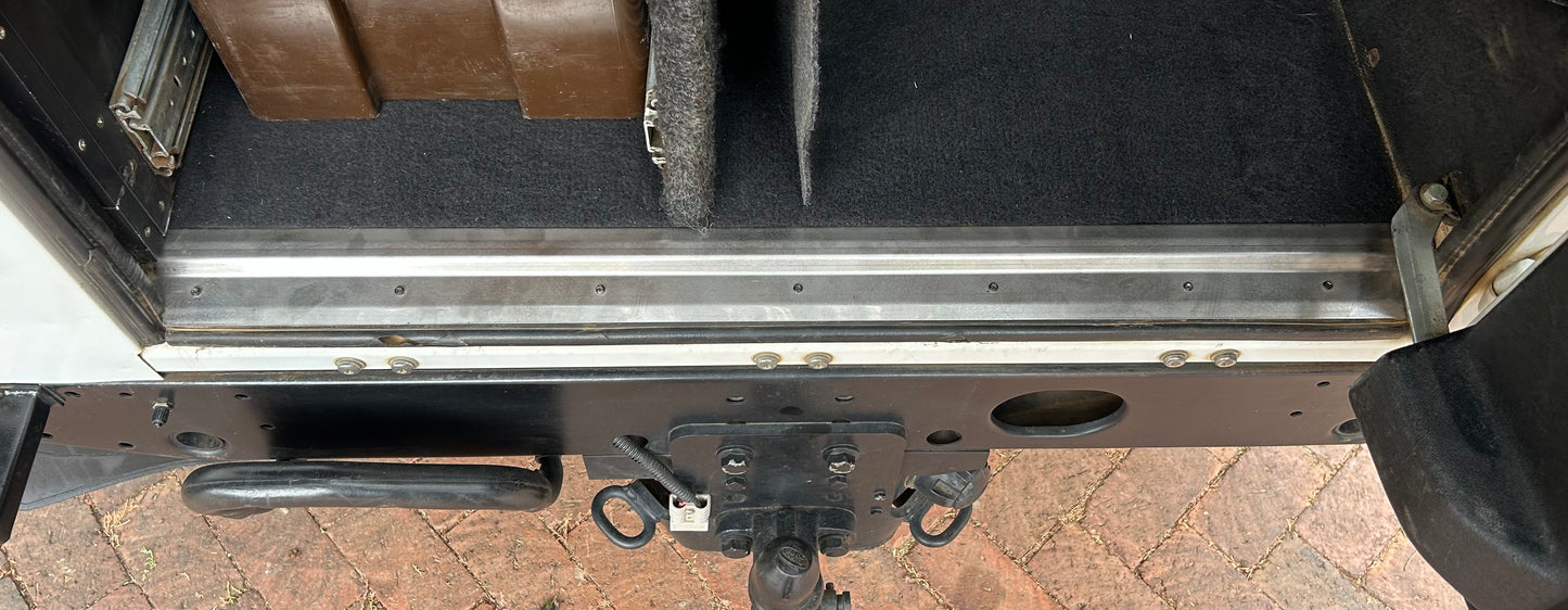 Defender 5th door sill